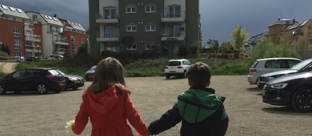 Frère et soeur sortent de l'école